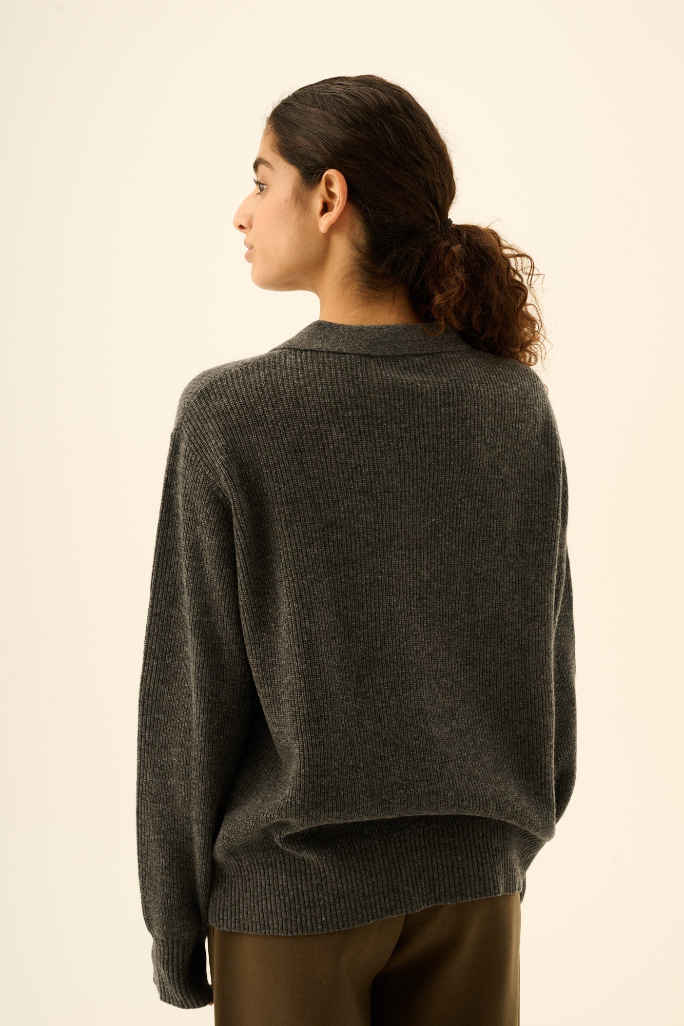 Rue de Tokyo - Keita Merino Cashmere Strikbluse, Dark Grey Melange