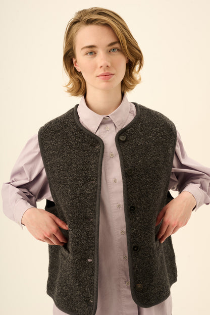 Rue de Tokyo - Cas Teddy Vest, Dark Coal