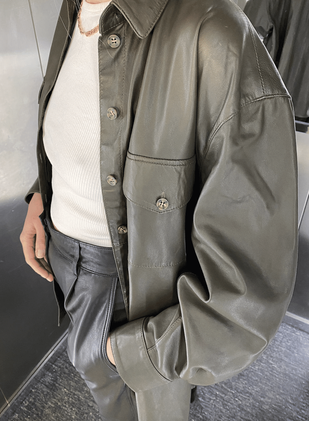 Munderingskompagniet - Agnes Thin Leather Shirt, Dark Green
