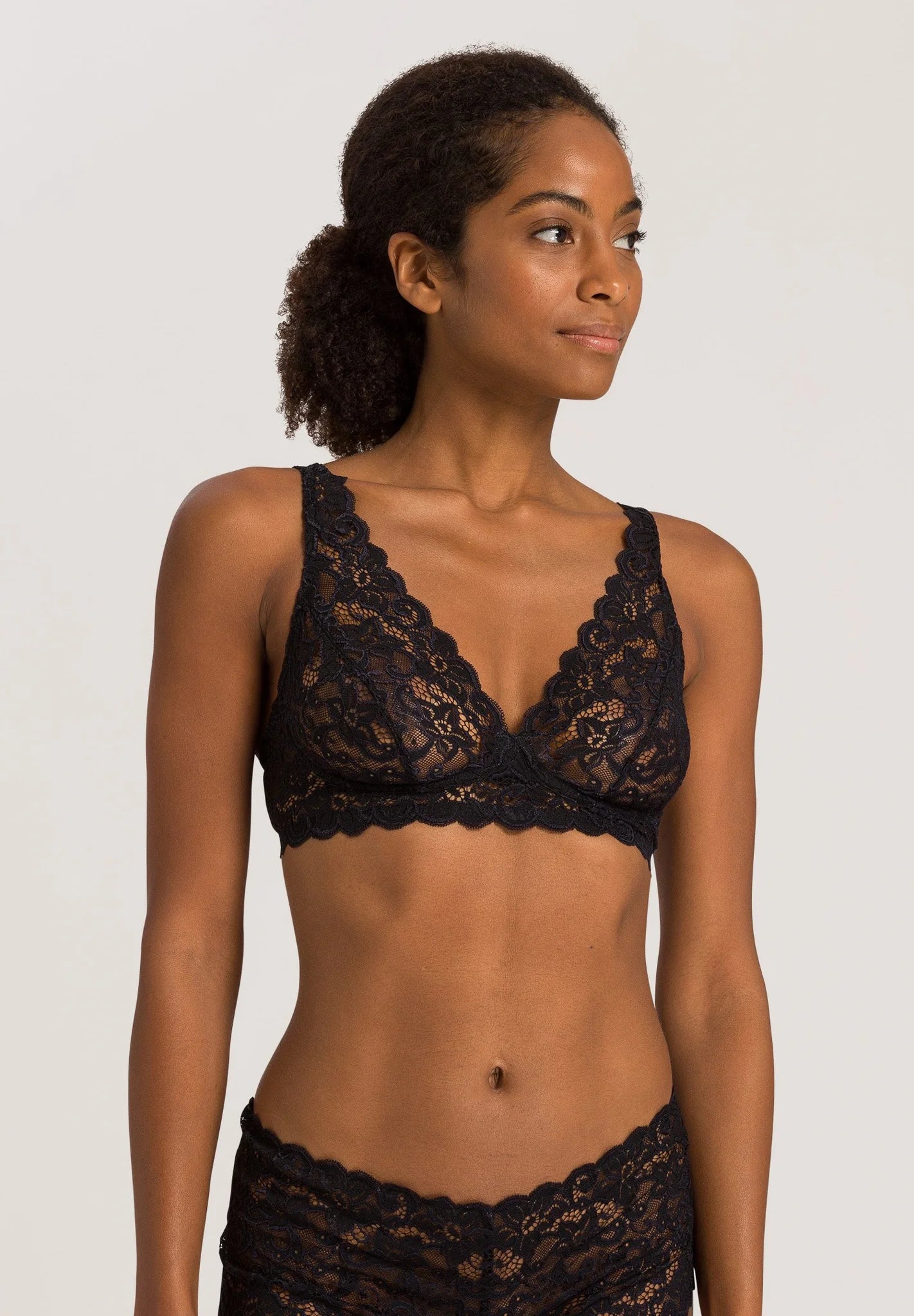 Hanro - Moments Elegant French Lace Soft Cup Bra, Black